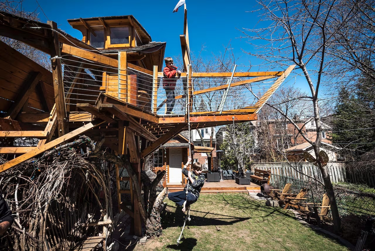 Image of a boat-shaped treehouse, which in 2016 faced scrutiny by the City of Toronto for not adhering to by-laws.